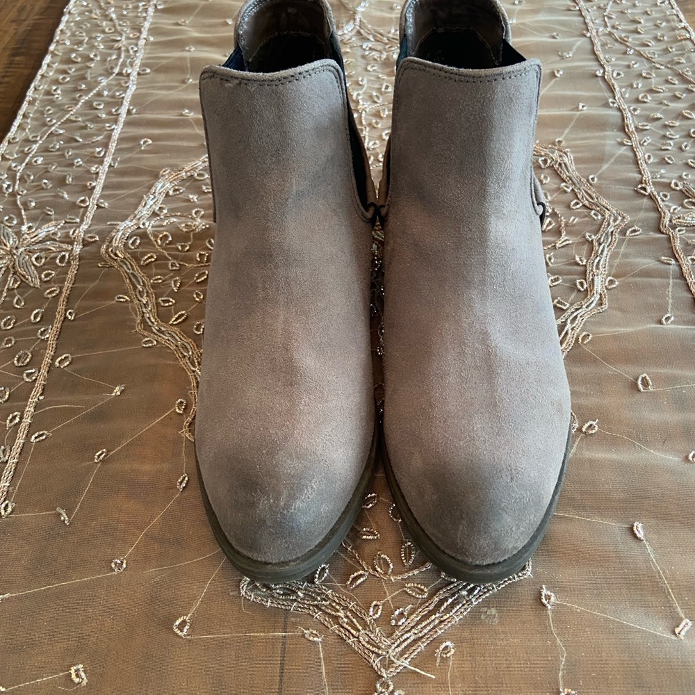 Beautiful tan Carlos Santana slip on booties. Size 7.5.